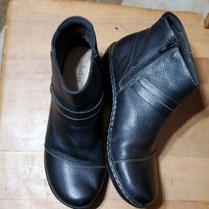 9 WIDE CLARKS Ankle boots
